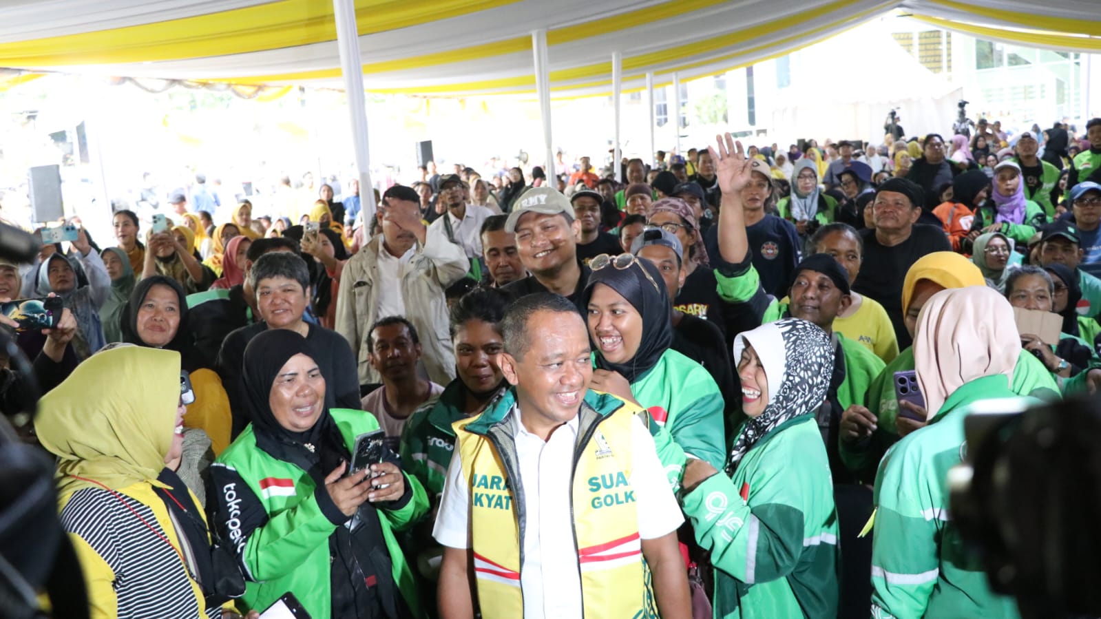 HUT ke-61 Partai Golkar, Bahlil Lahadalia Bagikan 10 Ribu Paket Sembako di Jakarta HUT ke-61 Partai Golkar, Bahlil Lahadalia Bagikan 10 Ribu Paket Sembako di Jakarta