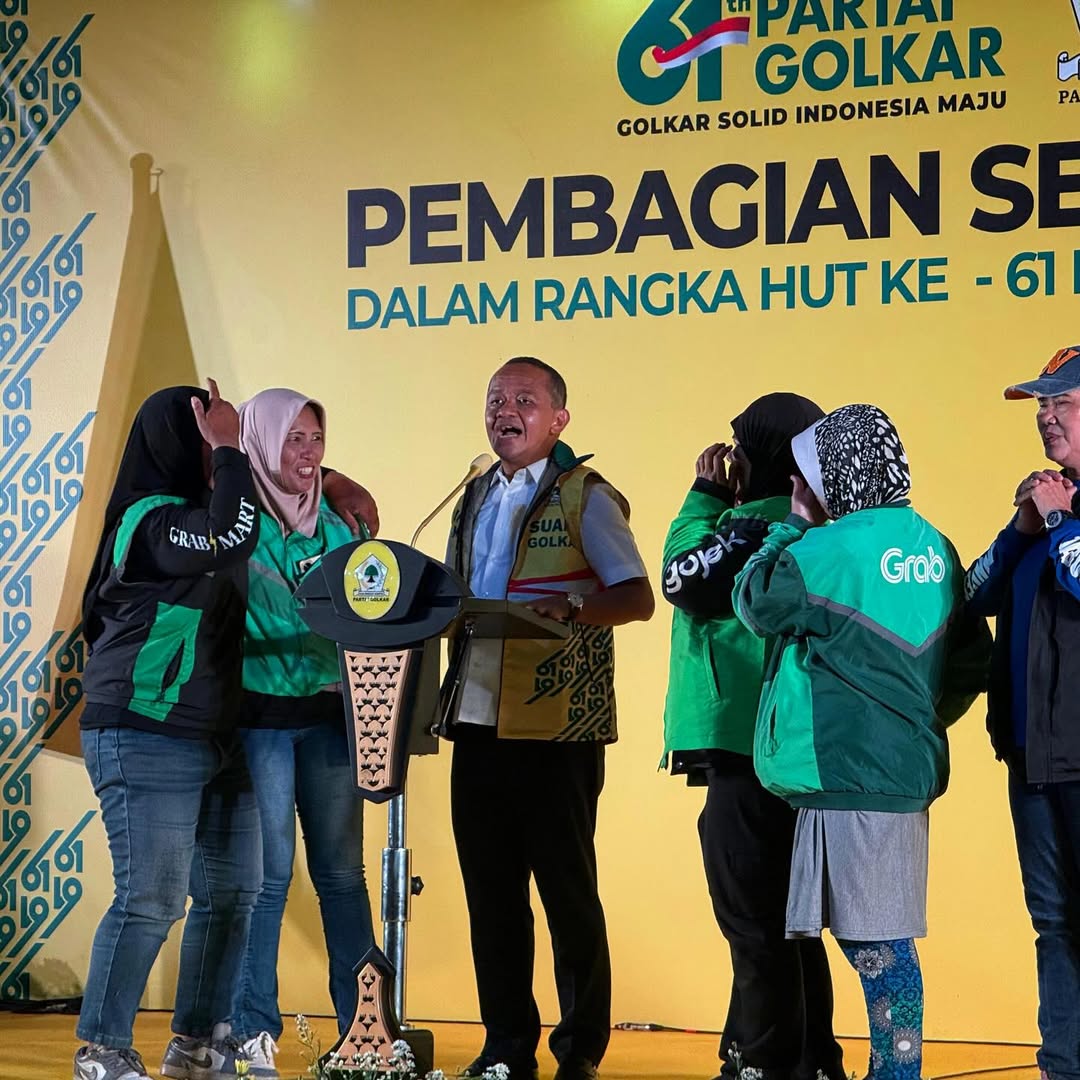 Bahlil Lahadalia Hadiahkan Umrah Gratis untuk Ibu Ojol yang Kehilangan Suami di HUT ke-61 Golkar Bahlil Lahadalia Hadiahkan Umrah Gratis untuk Ibu Ojol yang Kehilangan Suami di HUT ke-61 Golkar