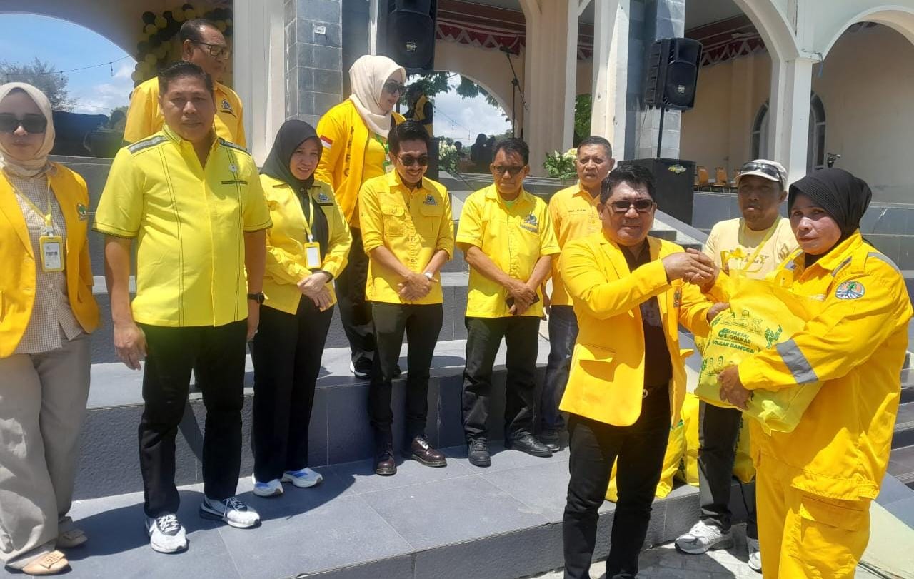 2.000 Warga Luwuk Dapat Sembako Gratis Dari Beniyanto Tamoreka dan DPD II Partai Golkar Banggai 2.000 Warga Luwuk Dapat Sembako Gratis Dari Beniyanto Tamoreka dan DPD II Partai Golkar Banggai
