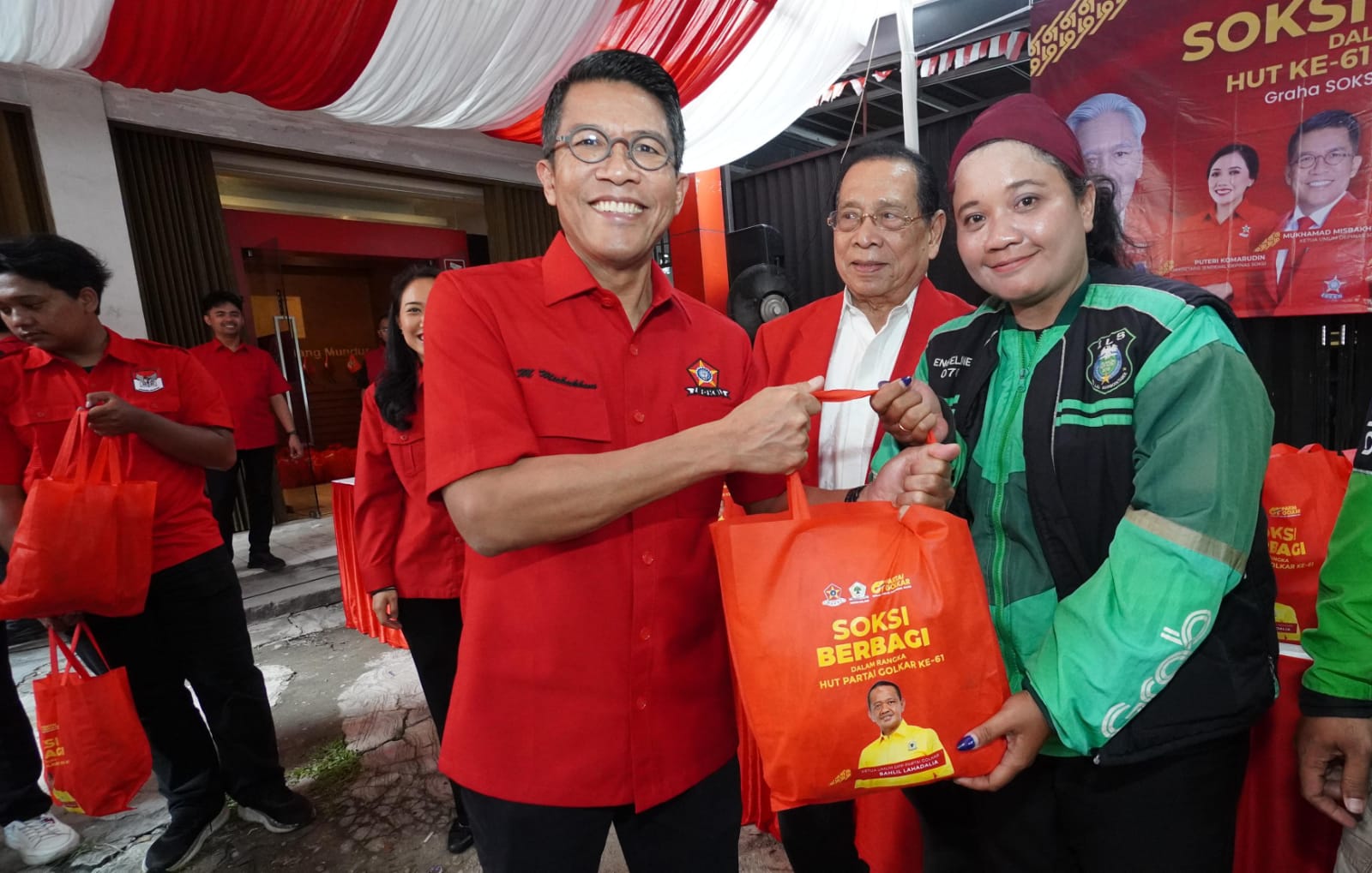 ‘SOKSI Berbagi’ Salurkan 5.000 Paket Sembako Untuk Masyarakat dan Komunitas Ojek Online