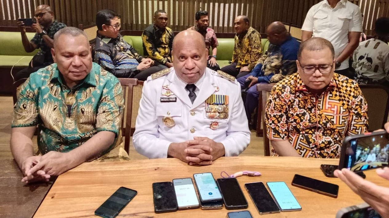 Gubernur Papua Siapkan Pergub untuk Cegah Kasus Mahkota Cenderawasih Terulang Gubernur Papua Siapkan Pergub untuk Cegah Kasus Mahkota Cenderawasih Terulang