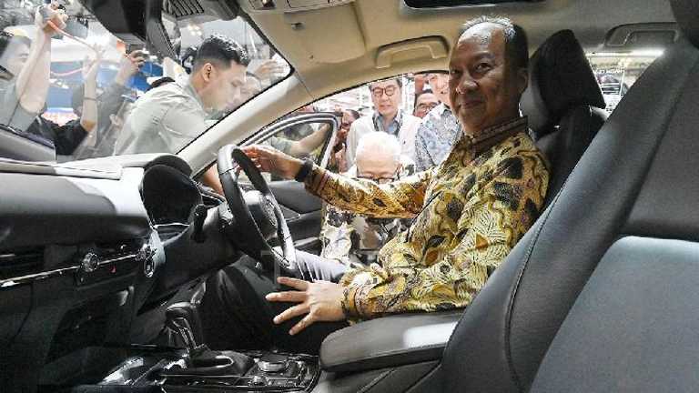 Menperin Agus Gumiwang Kartasasmita Pastikan PT Pindad Siap Produksi Mobil Nasional Mulai 2027