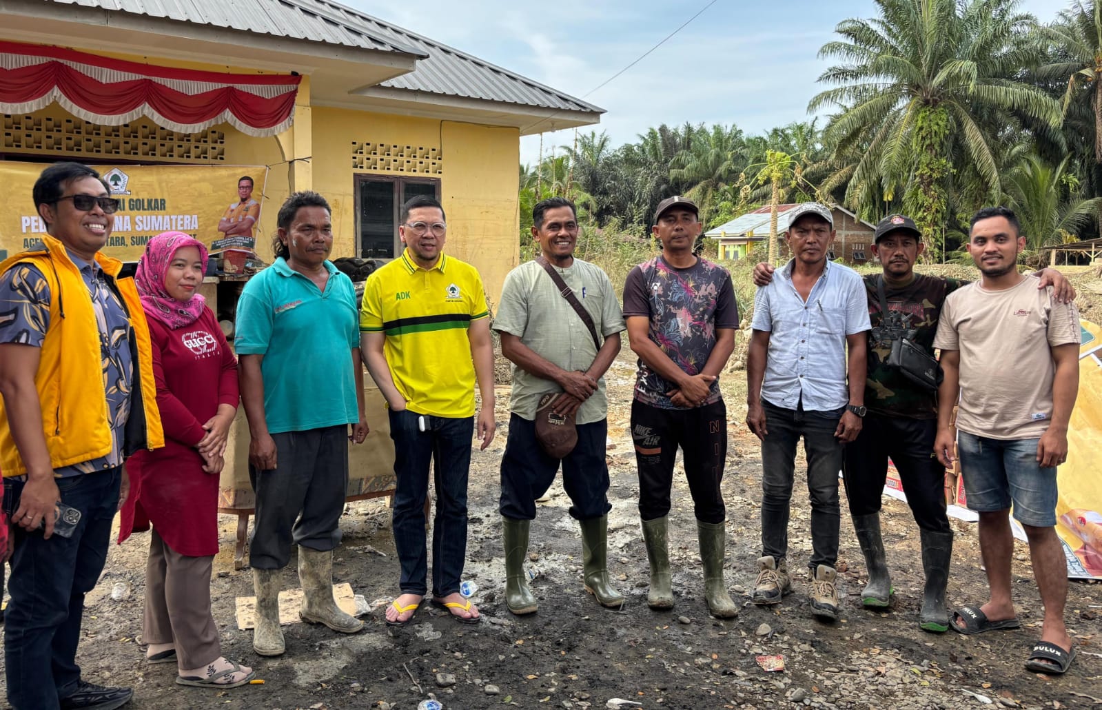 Ahmad Doli Kurnia Berikan Bantuan DPP Partai Golkar Bagi Korban Banjir di Sejumlah Lokasi di Langkat
