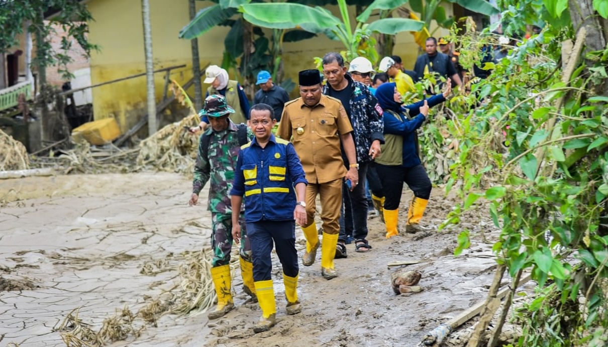 Dari Mata Pilu ke Aksi Nyata: Menteri ESDM Bahlil Lahadalia Perintahkan 3 Dapur Umum, Hapus Barcode BBM, & Targetkan Listrik Nyala 6 Desember Dari Mata Pilu ke Aksi Nyata: Menteri ESDM Bahlil Lahadalia Perintahkan 3 Dapur Umum, Hapus Barcode BBM, & Targetkan Listrik Nyala 6 Desember