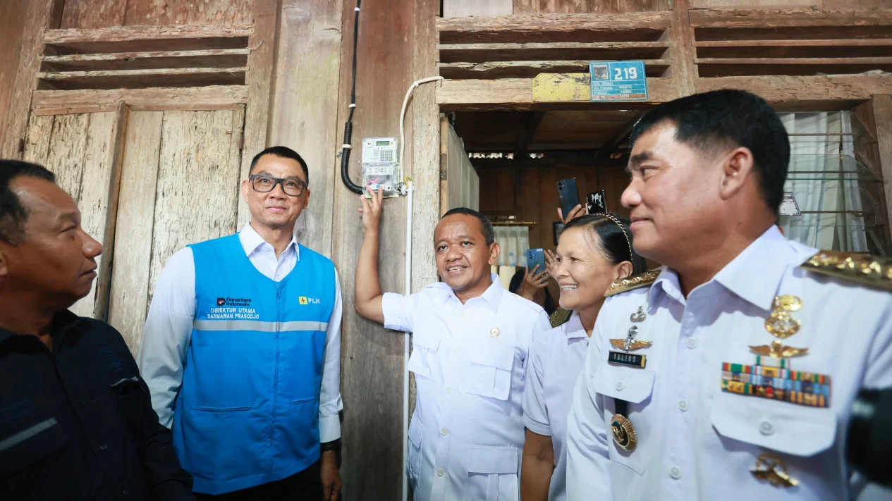 Menteri ESDM Bahlil Lahadalia Targetkan 215 Ribu Rumah Tangga Nikmati Listrik Gratis via Program BPBL Menteri ESDM Bahlil Lahadalia Targetkan 215 Ribu Rumah Tangga Nikmati Listrik Gratis via Program BPBL