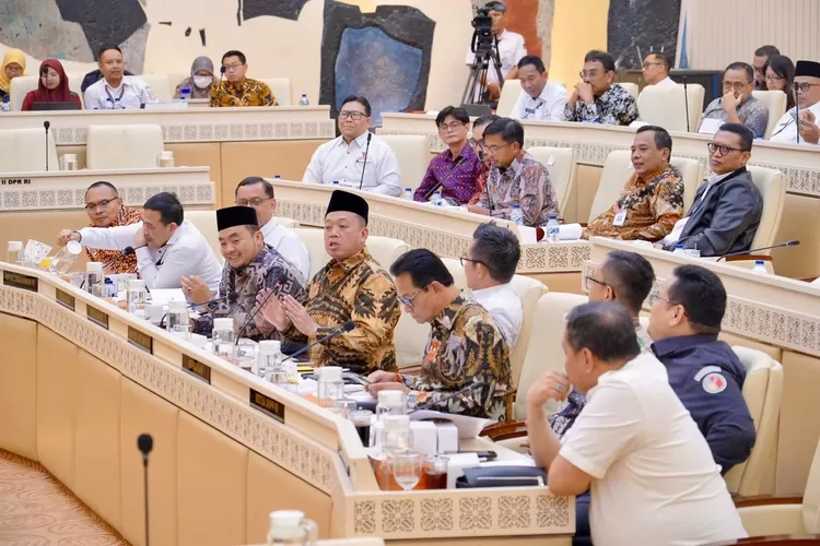 Menteri ATR/BPN Nusron Wahid Dorong Pansus DPR Selesaikan Tumpang Tindih Sempadan Sungai dan Pantai