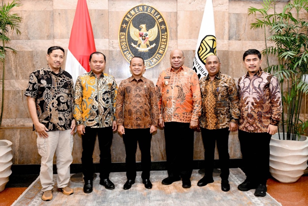 Menteri ESDM Bahlil Lahadalia Koordinasi dengan Gubernur Papua Mathius Derek Fakhiri Bahas Sinergi Pusat-Daerah Menteri ESDM Bahlil Lahadalia Koordinasi dengan Gubernur Papua Mathius Derek Fakhiri Bahas Sinergi Pusat-Daerah
