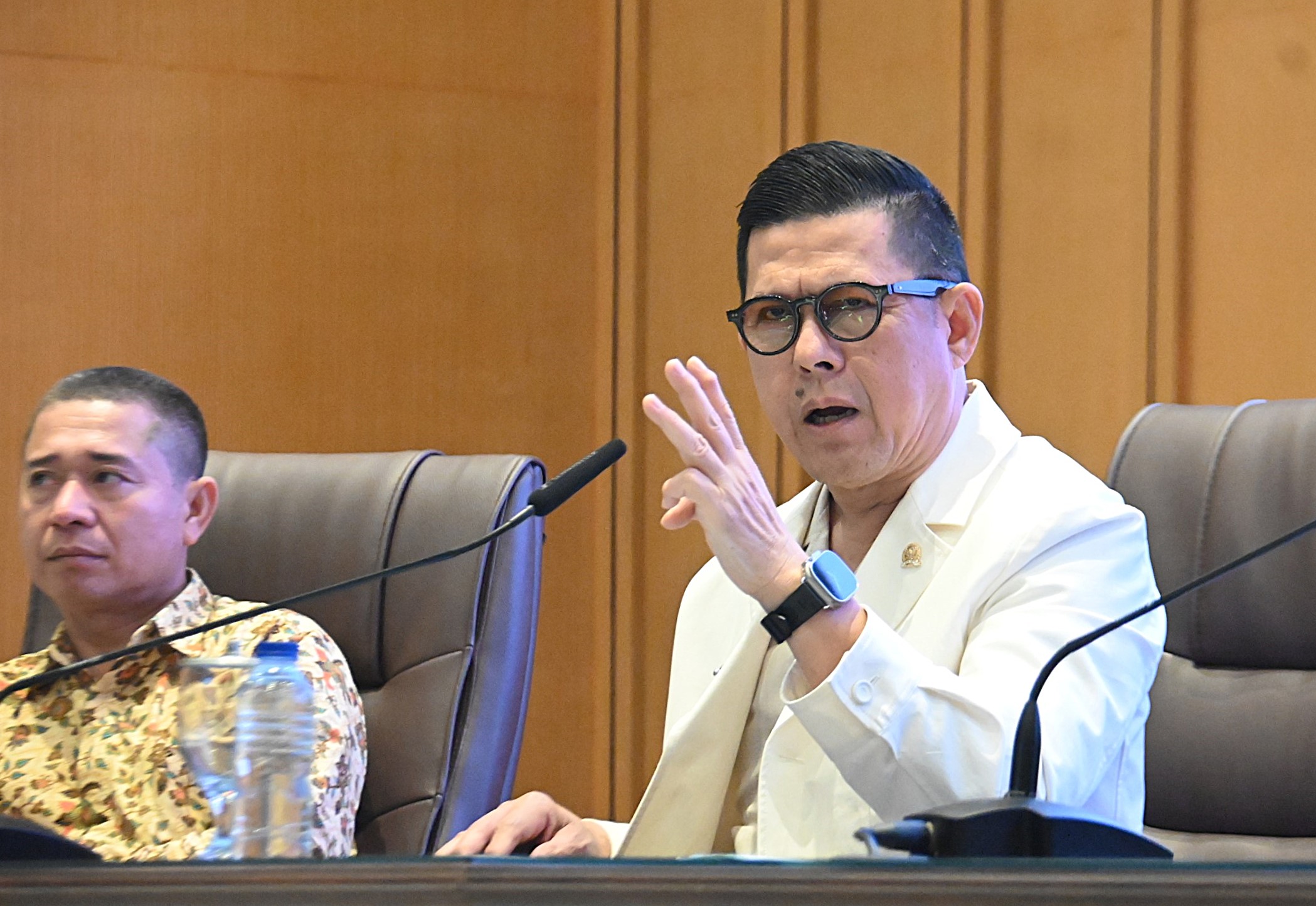 Skakmat Ketua MKMK! Anggota Komisi III DPR Soedeson Tandra: Bapak Bicara di Koran Padahal Sidang Tertutup, Ini Pelanggaran! Skakmat Ketua MKMK! Anggota Komisi III DPR Soedeson Tandra: Bapak Bicara di Koran Padahal Sidang Tertutup, Ini Pelanggaran!