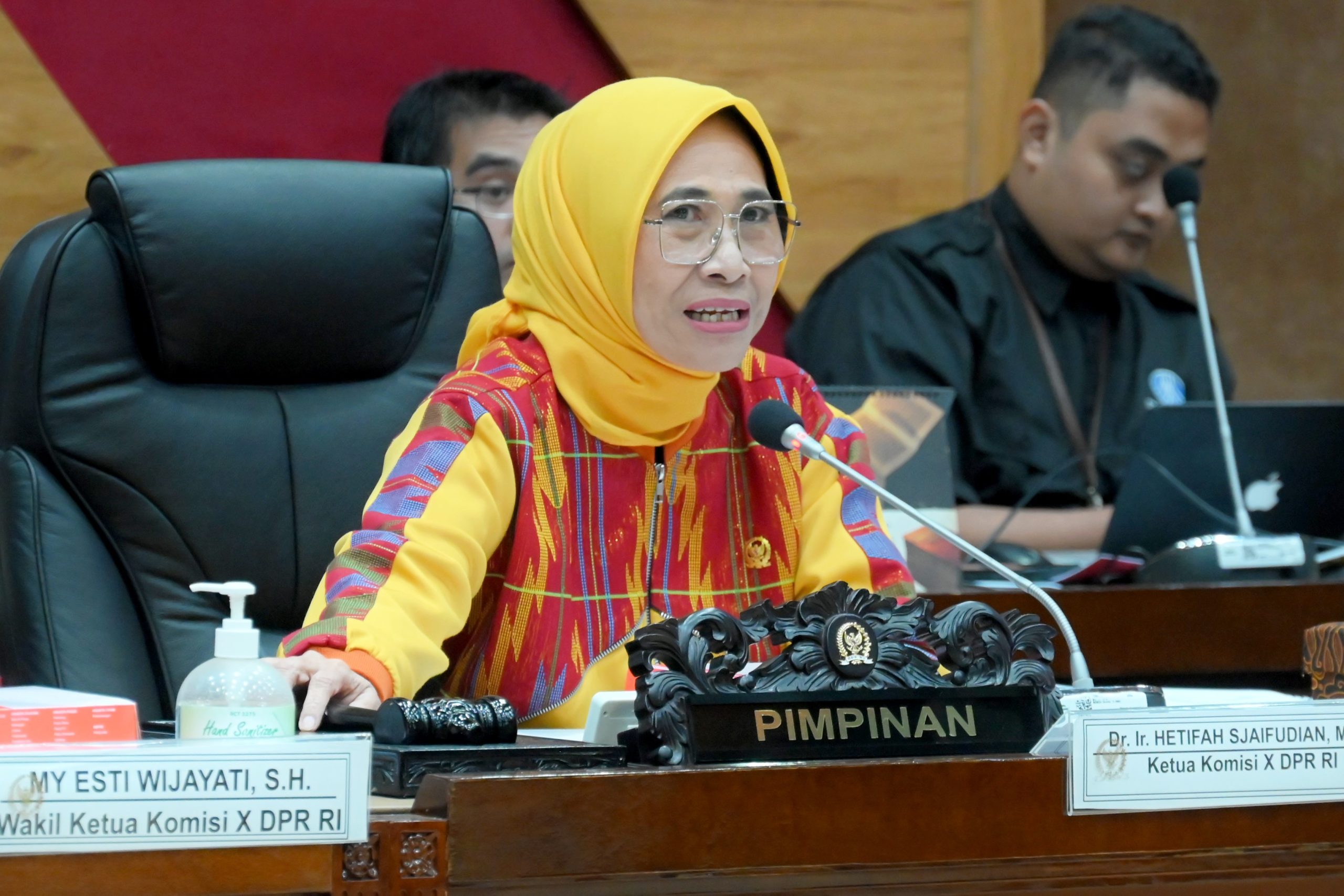 Jangan Ada Lagi Nyawa Melayang!  Ketua Komisi X DPR RI Hetifah Sjaifudian Desak Sekolah Peka Sinyal Depresi Siswa Kurang Mampu