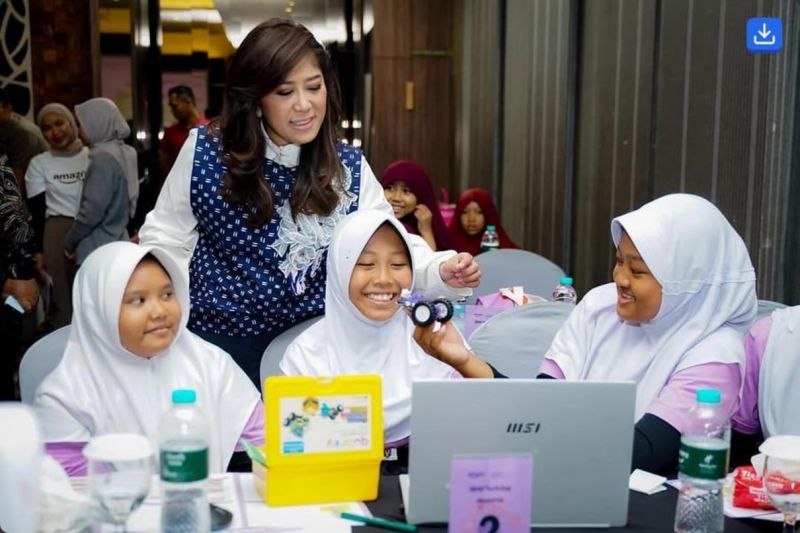 Jangan Takut Salah! Pesan Menkomdigi Meutya Hafid untuk 400 Siswi di AWS Girls’ Tech Day