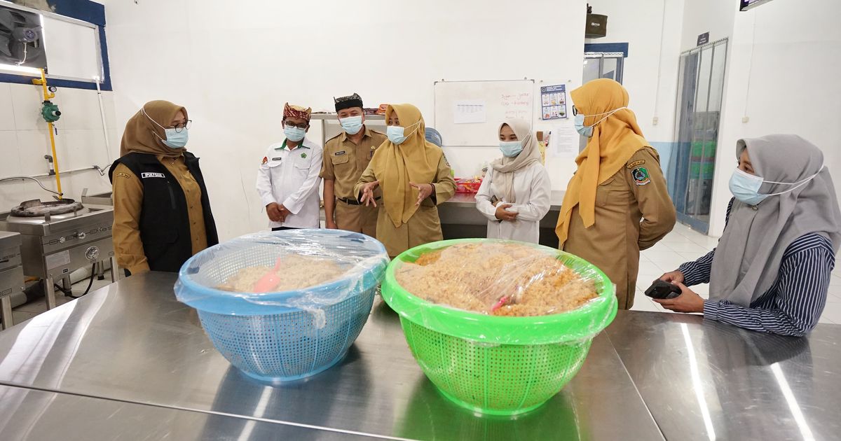 Awas Keracunan! Idah Syahidah Marah Temukan Makanan Siswa Ditaruh di Lantai dan Beras Tak Layak Awas Keracunan! Idah Syahidah Marah Temukan Makanan Siswa Ditaruh di Lantai dan Beras Tak Layak