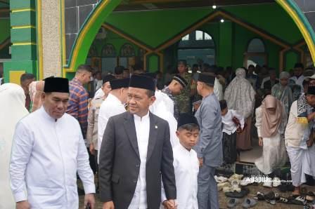 Mudik ke Kampung Halaman, Menteri ESDM Bahlil Lahadalia Shalat Idul Fitri Bersama Warga Fakfak