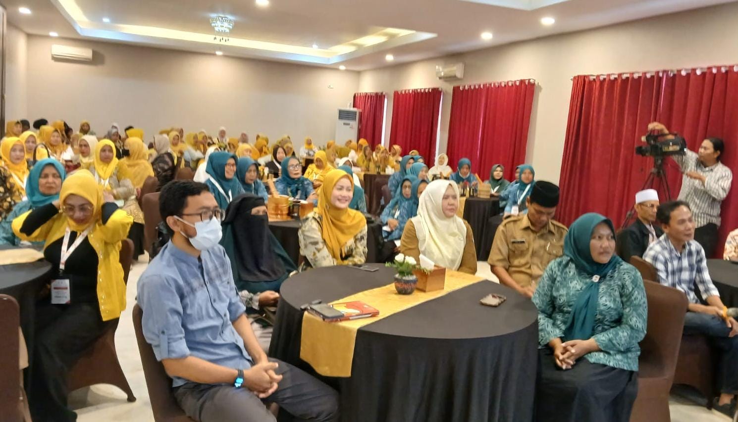 Ratusan Ibu-ibu PKK Cirebon Ikuti Pelatihan Pembuatan Minuman Empon-Empon Yang Digagas Hetifah dan Tati Noviati