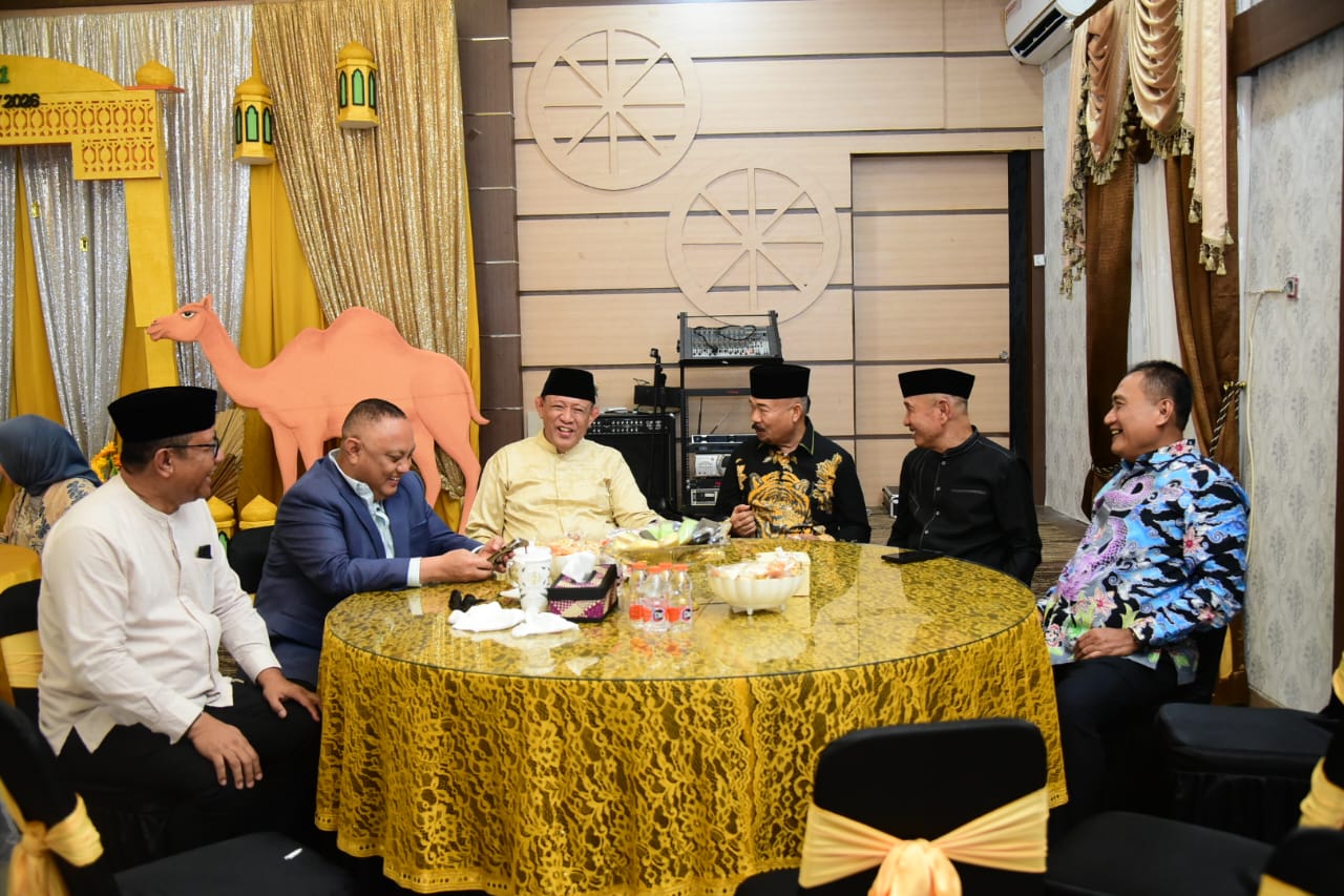 Open House Idulfitri 1447 H: Momen Keakraban Wagub Gorontalo Idah Syahidah dan Seluruh Bupati-Wali Kota. Open House Idulfitri 1447 H: Momen Keakraban Wagub Gorontalo Idah Syahidah dan Seluruh Bupati-Wali Kota.