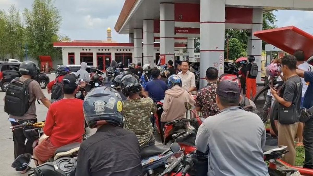 Antrean Panjang di SPBU Sungailiat, Ketua Komisi XII DPR RI Bambang Patijaya: Jangan Terpengaruh Spekulasi Perang
