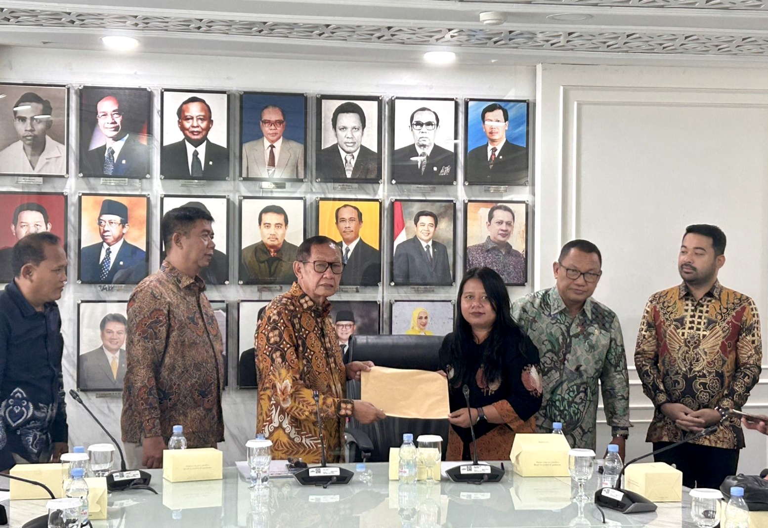 Terima Keluhan Sopir Truk, Fraksi Golkar DPR RI Desak Pemerintah Evaluasi Kebijakan ODOL Terima Keluhan Sopir Truk, Fraksi Golkar DPR RI Desak Pemerintah Evaluasi Kebijakan ODOL