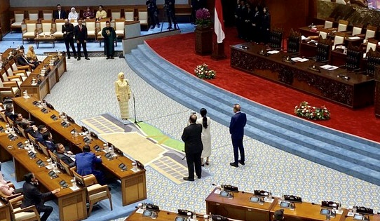 Dari Jatim I ke Gedung Nusantara, Adela Kanasya Adies Resmi Ucap Sumpah Jabatan Anggota DPR RI