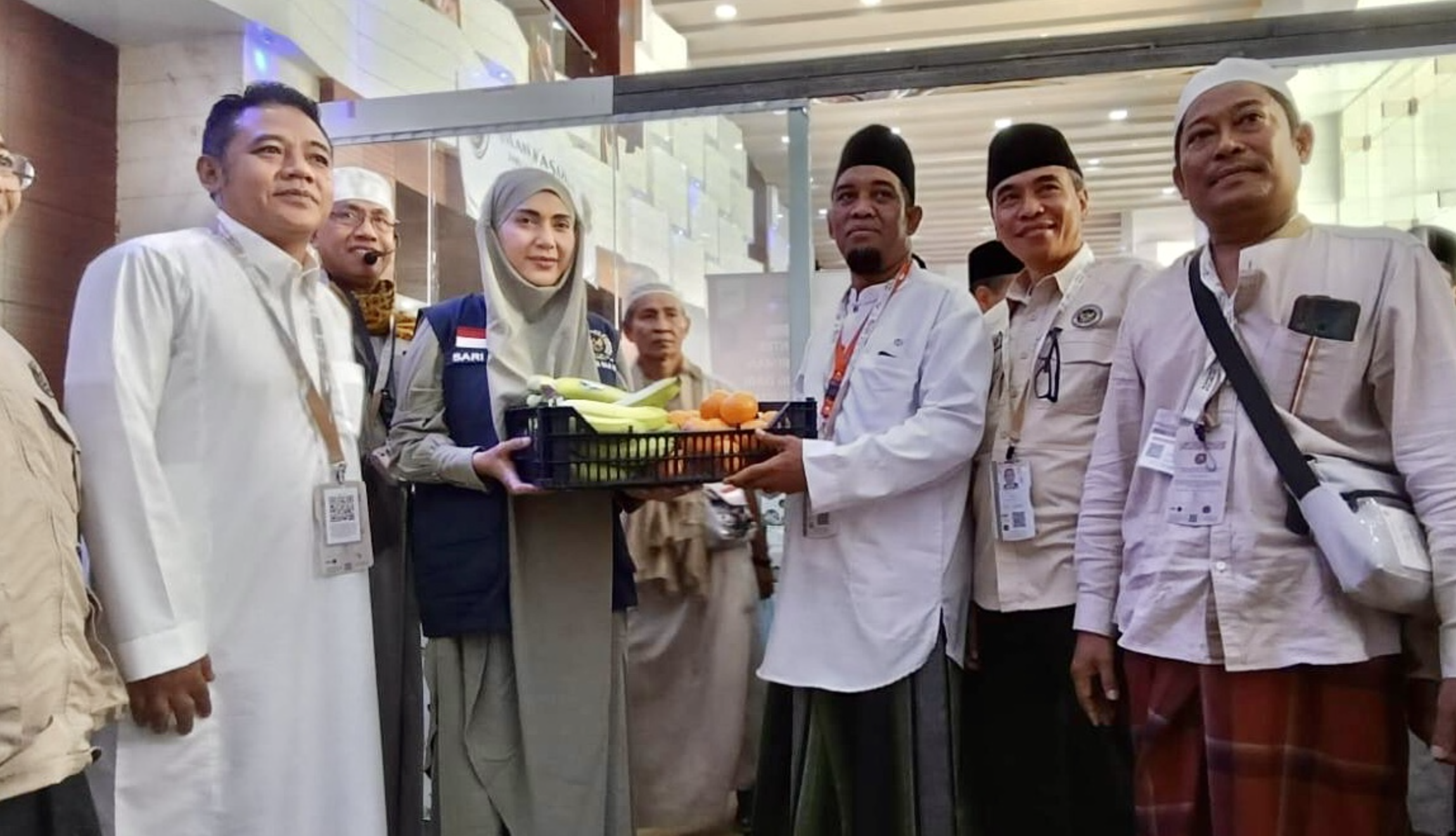 Bawa Buah Tangan dan Uang Saku, Momen Hangat Wakil Ketua DPR Sari Yuliati Disambut Tangis Bahagia Jemaah NTB Bawa Buah Tangan dan Uang Saku, Momen Hangat Wakil Ketua DPR Sari Yuliati Disambut Tangis Bahagia Jemaah NTB