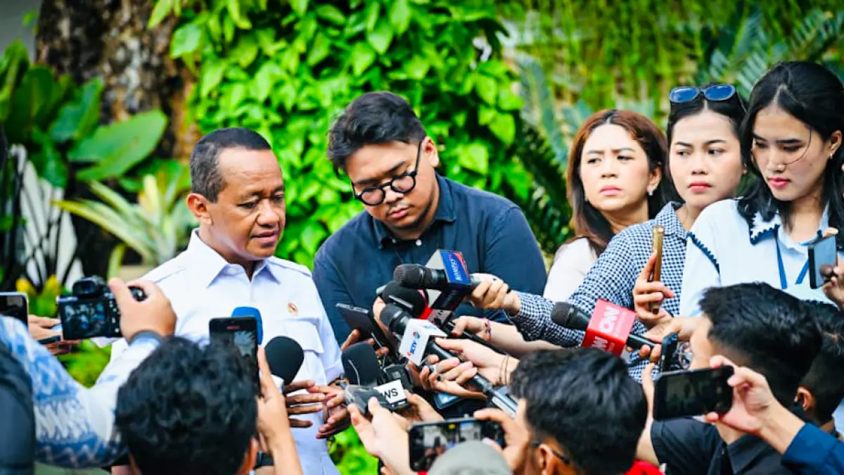 Menteri ESDM Bahlil Lahadalia Lapor Prabowo: Kebut PLTS 100 GW dan Uji Coba Tabung CNG 3 Kg Impor China