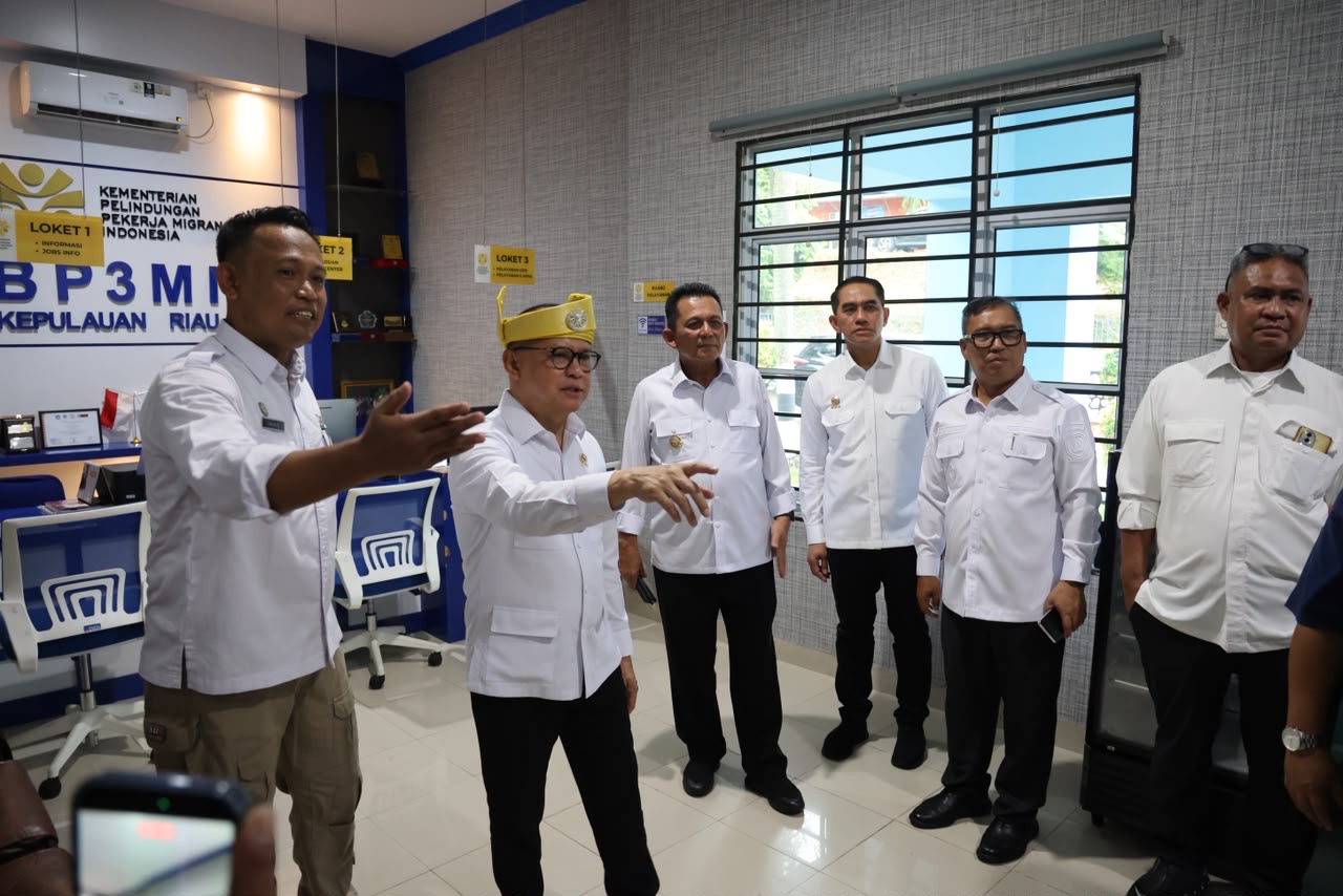 Menteri P2MI Mukhtarudin Tinjau BP3MI Kepri, Tekankan Pelayanan Prima dan Humanis bagi Pekerja Migran Menteri P2MI Mukhtarudin Tinjau BP3MI Kepri, Tekankan Pelayanan Prima dan Humanis bagi Pekerja Migran