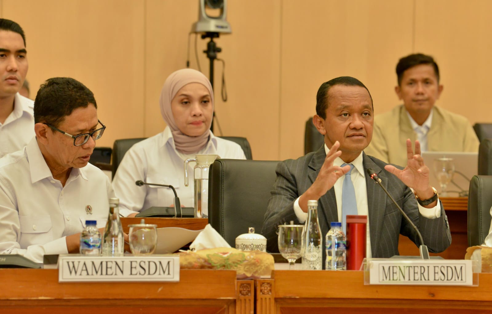 Menteri ESDM Bahlil Lahadalia Pastikan 82 Persen Anggaran 2027 Mengalir Langsung untuk Program Rakyat Menteri ESDM Bahlil Lahadalia Pastikan 82 Persen Anggaran 2027 Mengalir Langsung untuk Program Rakyat