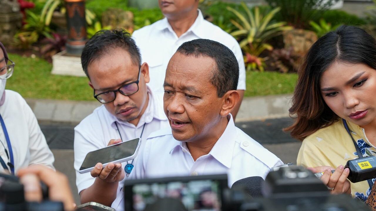 Lapor ke Presiden Prabowo, Bahlil Lahadalia Pastikan Pabrik Baterai CATL-Antam Diresmikan Akhir Juli Lapor ke Presiden Prabowo, Bahlil Lahadalia Pastikan Pabrik Baterai CATL-Antam Diresmikan Akhir Juli