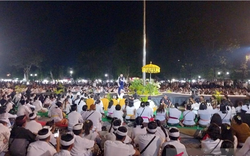 Mataram Jadi Sorotan, Sari Yuliati dan Gus Miftah Dorong Tradisi Doa Lintas Agama Mataram Jadi Sorotan, Sari Yuliati dan Gus Miftah Dorong Tradisi Doa Lintas Agama